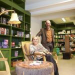 Malin & Calle vågar gå emot trenden – driver fysisk bokhandel i inlandet