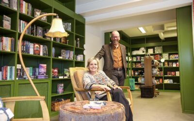 Malin & Calle vågar gå emot trenden – driver fysisk bokhandel i inlandet